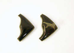 An Onyx cabochon shaped like a wedge.