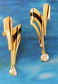 Earrings inlaid with black Jade arches.