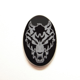 Photo showing the finished white image of a wolf onto an oval Onyx stone.