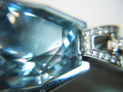 Shows the chip in the table of the Blue Topaz.